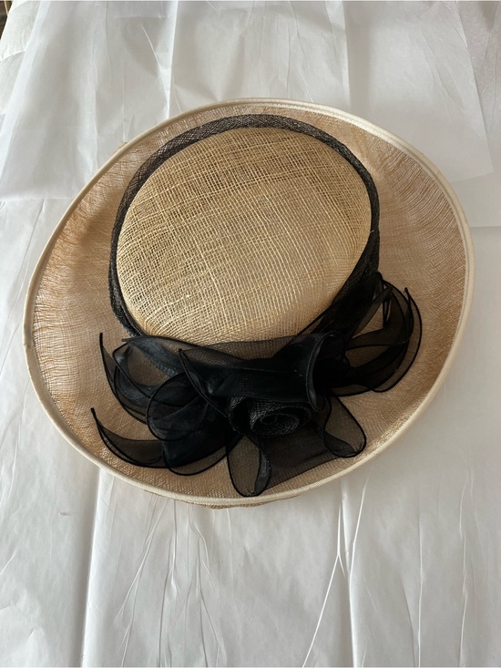 Accessories - Elegant Beige Straw Derby Hat with Black Organza Trim. Good condition